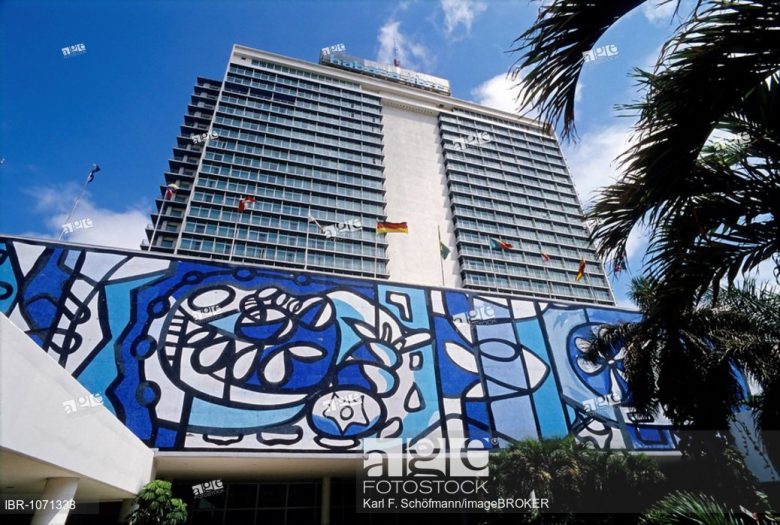 El conocido mural de Amelia Peláez es retirado del hotel Habana Libre
