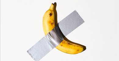 El artista italiano Maurizio Cattelan directamente pegó una banana a la pared con un pedazo de cinta adhesiva