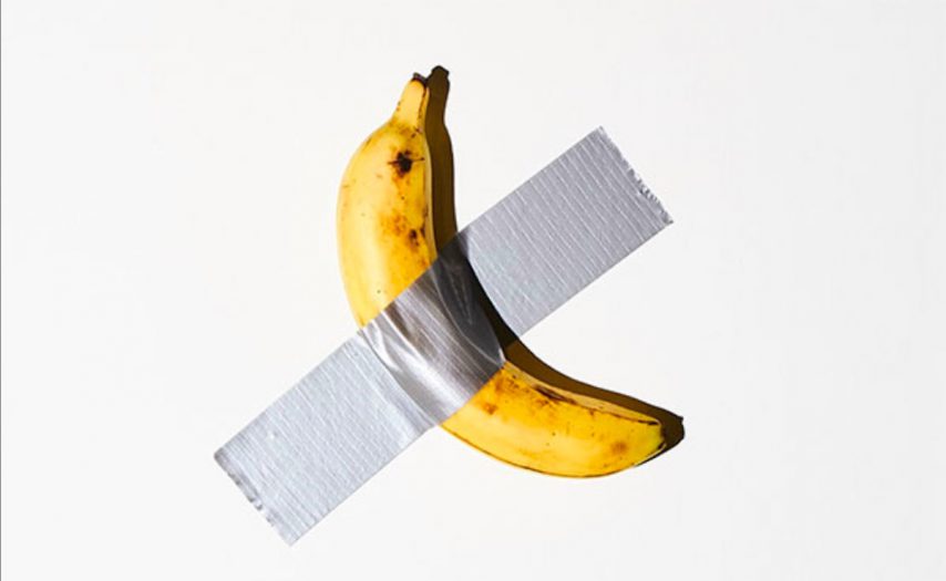 El artista italiano Maurizio Cattelan directamente pegó una banana a la pared con un pedazo de cinta adhesiva