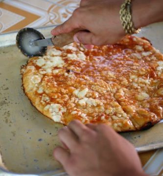 Tres migrantes cubanos causan sensación en México con su pizza cubana