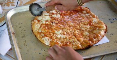 Tres migrantes cubanos causan sensación en México con su pizza cubana