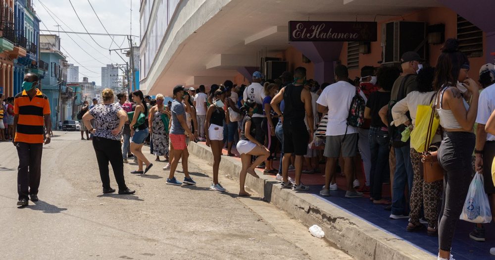 quienes violen la distancia física en las cotidianas colas en La Habana, anunciaron este lunes las autoridades