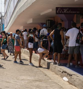 quienes violen la distancia física en las cotidianas colas en La Habana, anunciaron este lunes las autoridades