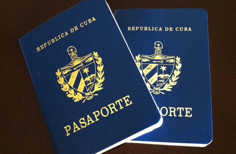 los ciudadanos cubanos y extranjeros con residencia permanente en el territorio nacional, podrán permanecer en el exterior hasta el 12 de octubre de 2021