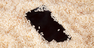 truco de secar el móvil con arroz