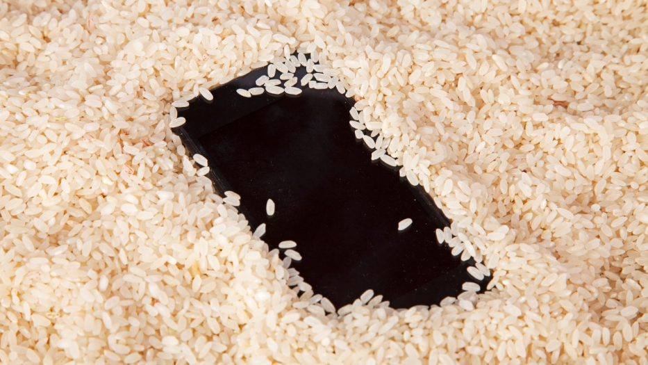 truco de secar el móvil con arroz