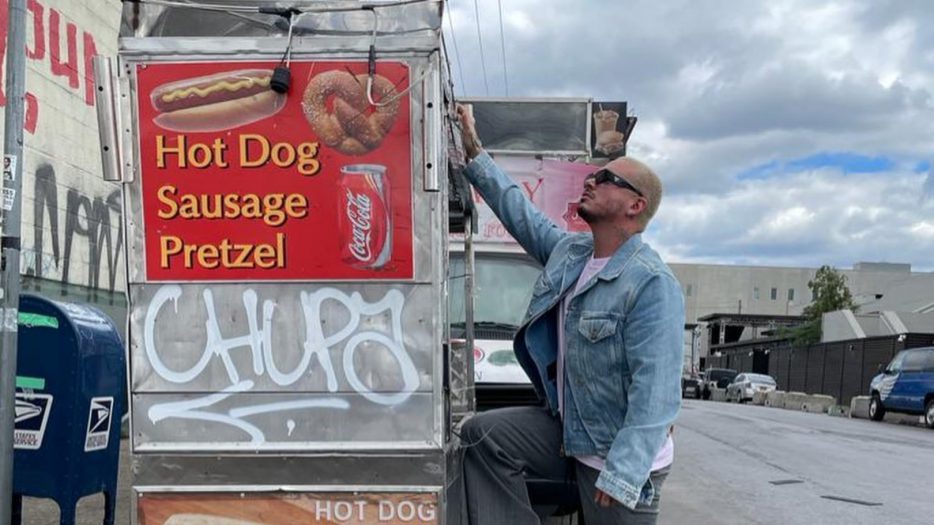 J. Balvin foto con carro de hot dogs