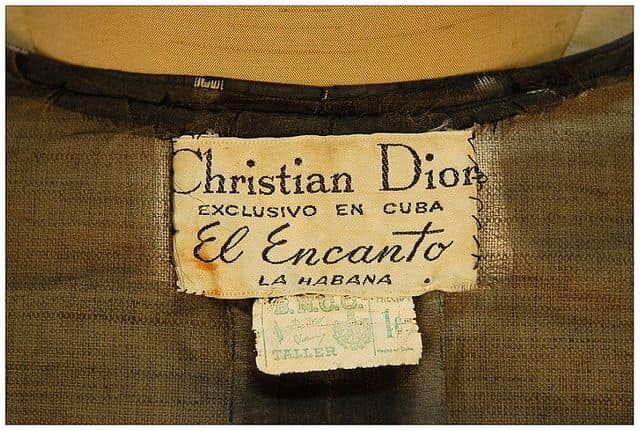 Etiqueta de la ropa de Christian Dior en El Encanto