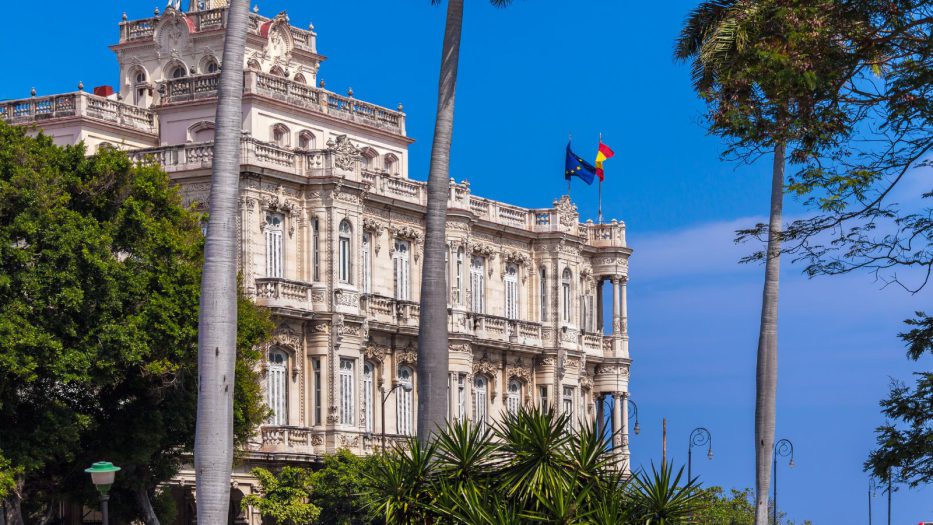Consulado de España en La Habana: solo cobrará en euros sus trámites