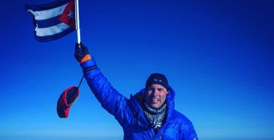 ¿Quién es Yandy Núñez Martínez, el cubano que está escalando el Monte Everest?