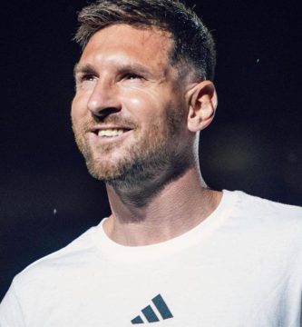 Messi firma las camisetas de estos cubanos en su presentación en el Inter de Miami